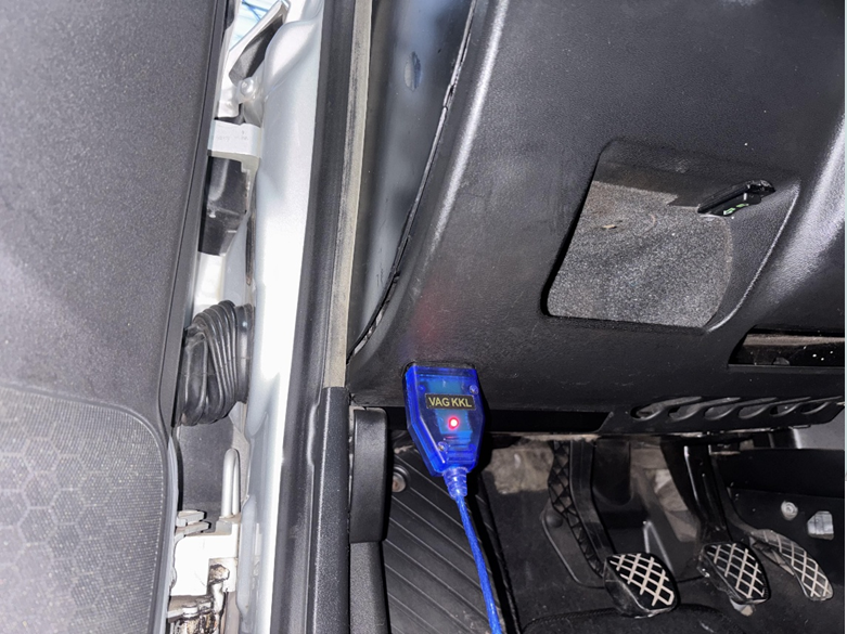Conecte o cabo na porta OBD2